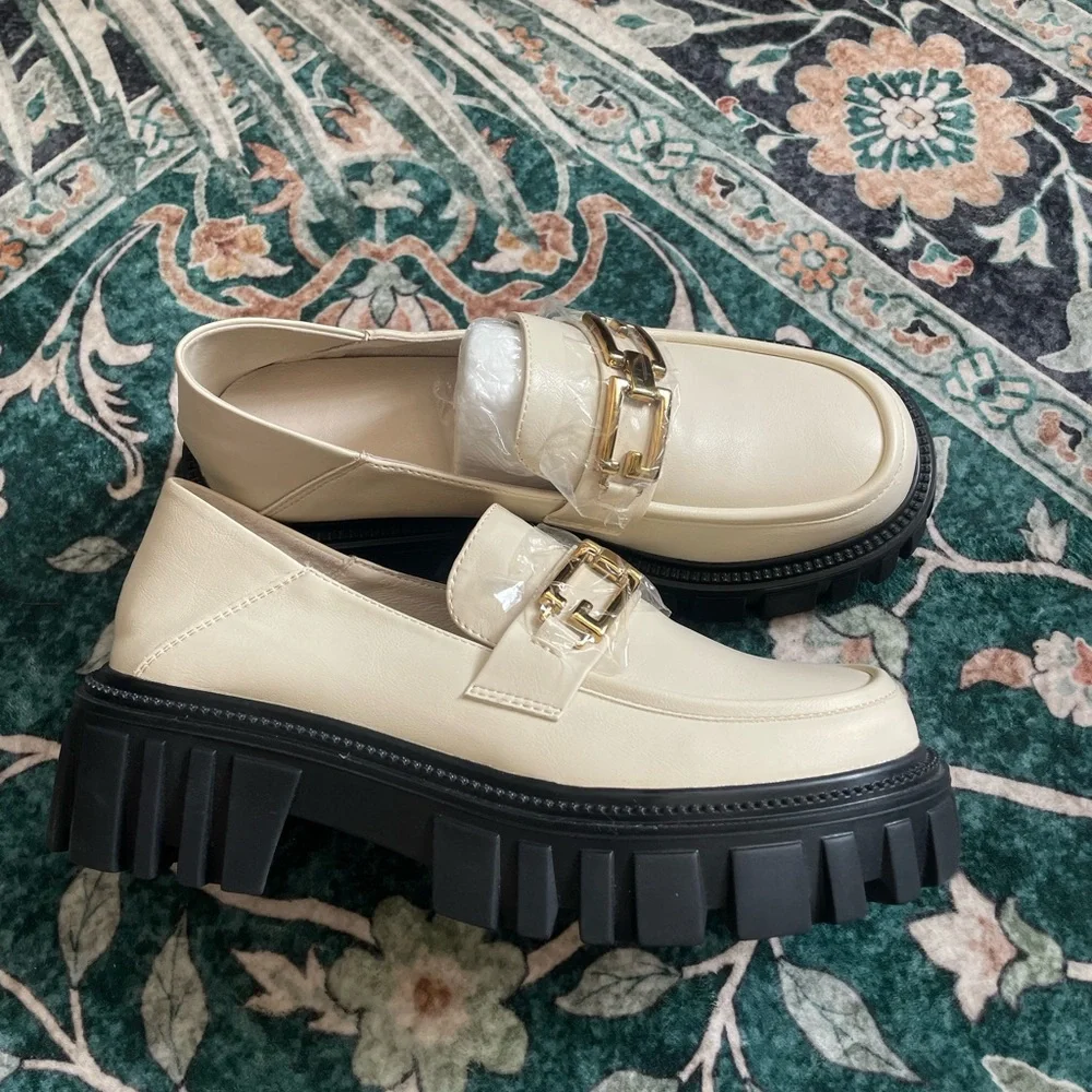 New/Never Worn Elegant Cream Loafers with Gold Accent - Picture 1 of 4
